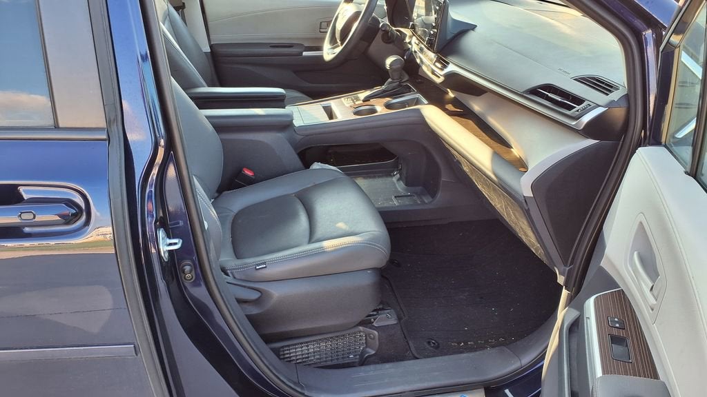 2022 Toyota Sienna LE