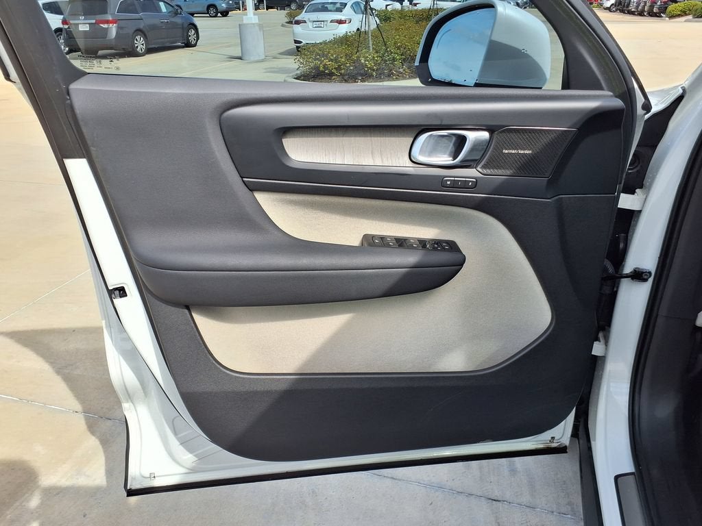 2023 Volvo XC40 Ultimate Bright Theme
