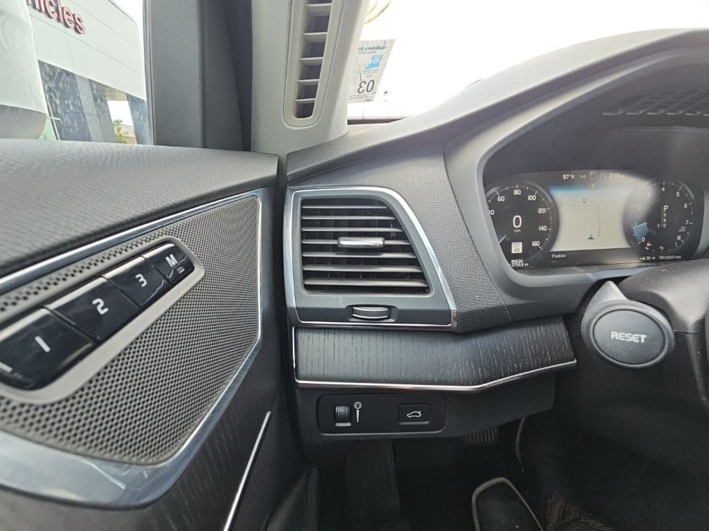 2020 Volvo XC90 T6 Momentum