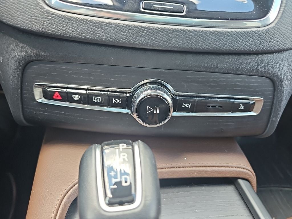 2020 Volvo XC90 T6 Momentum