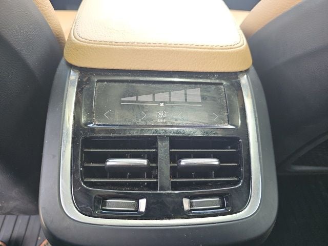2017 Volvo XC90 T6 Momentum