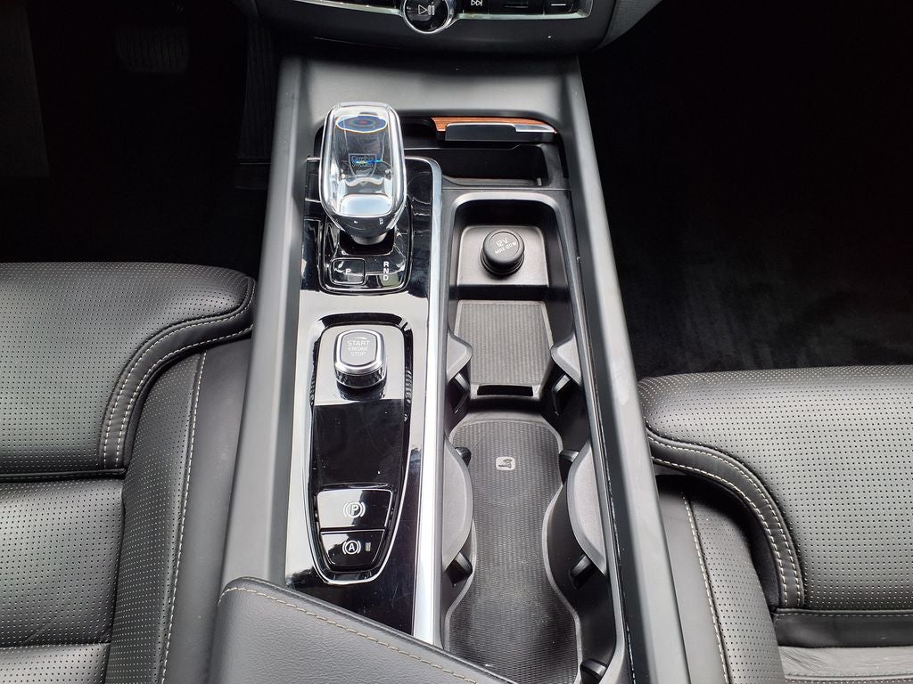 2023 Volvo XC60 B5 Ultimate Bright Theme