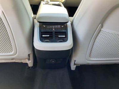 2023 Volvo XC60 B5 Ultimate Bright Theme