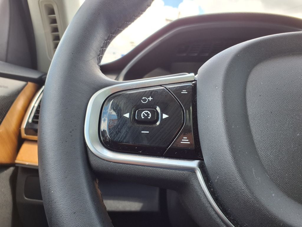 2024 Volvo XC90 B5 Plus