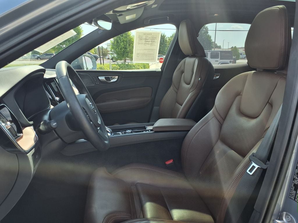 2023 Volvo XC60 B5 Ultimate Bright Theme