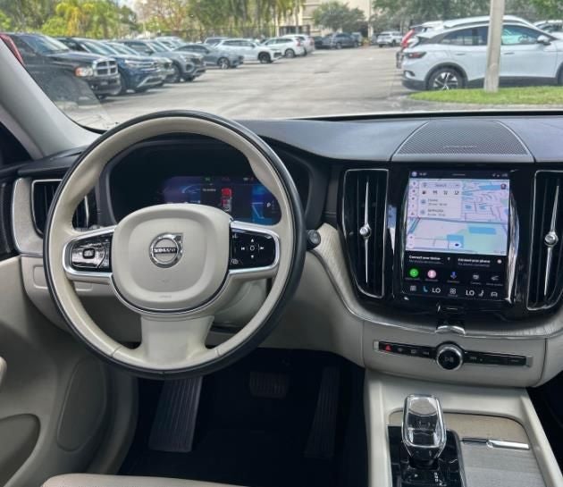 2023 Volvo XC60 B5 Ultimate Bright Theme