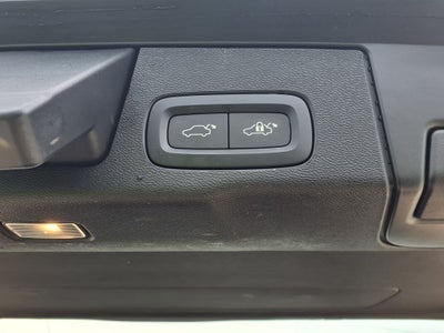 2024 Volvo XC60 B5 Ultimate Dark Theme