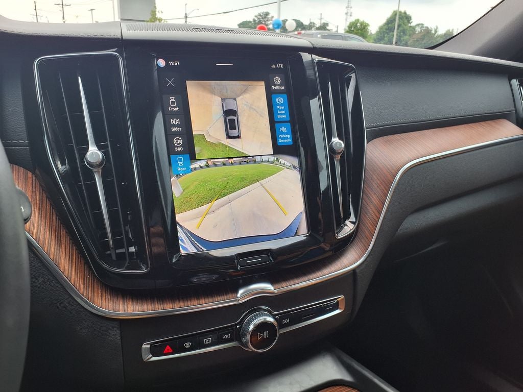2024 Volvo XC60 B5 Ultimate Dark Theme