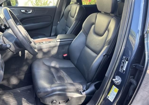 2023 Volvo XC60 B5 Plus Dark Theme