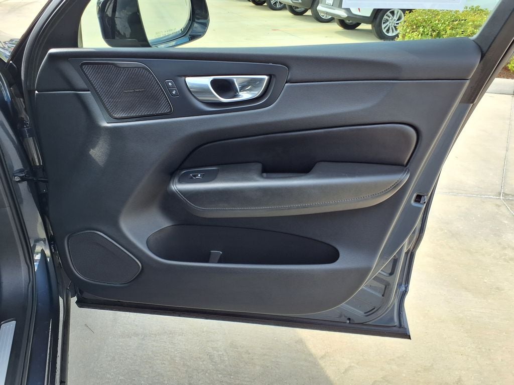 2023 Volvo XC60 B5 Plus Dark Theme