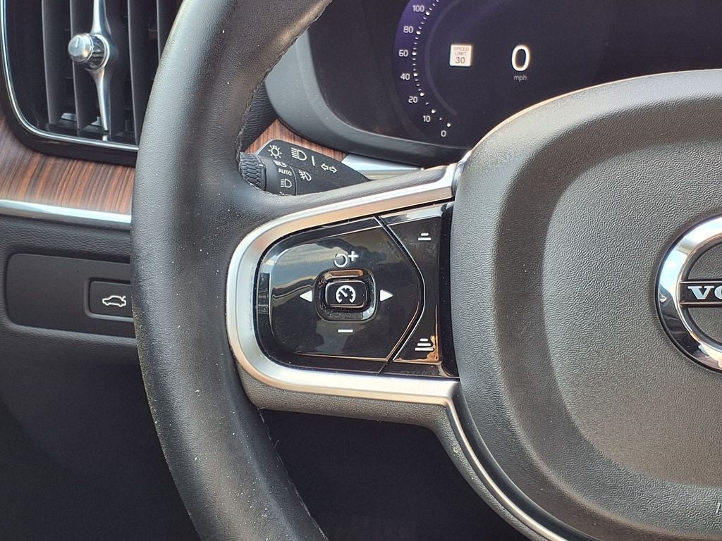 2023 Volvo XC60 B5 Plus Dark Theme