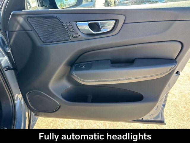 2023 Volvo XC60 B5 Ultimate Dark Theme