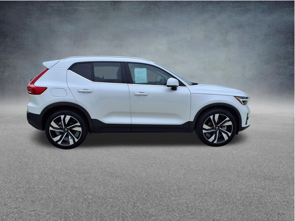 2023 Volvo XC40 B5 Plus Bright Theme