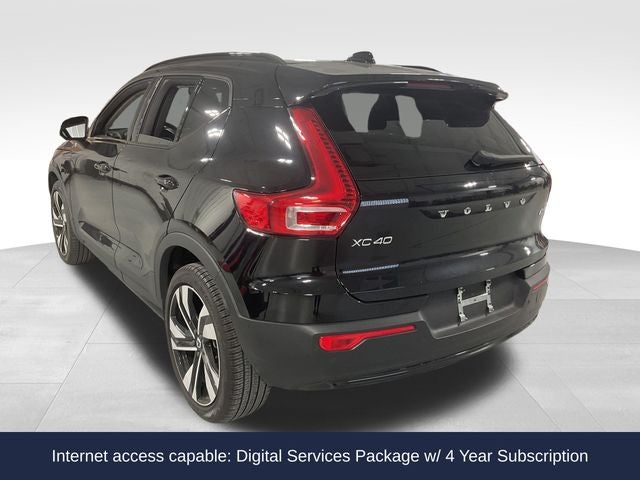 2024 Volvo XC40 B5 Plus Dark Theme