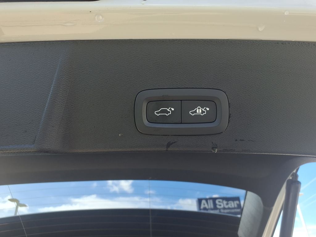 2023 Volvo XC40 B5 Plus Bright Theme