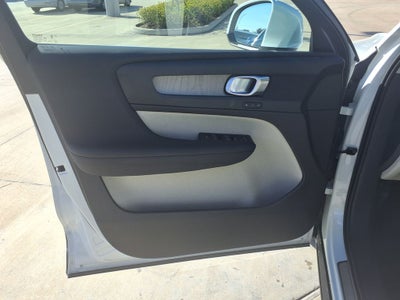 2023 Volvo XC40 B5 Plus Bright Theme