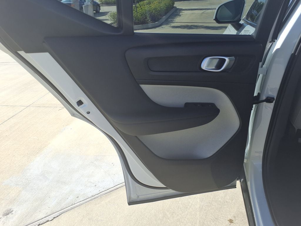 2023 Volvo XC40 B5 Plus Bright Theme