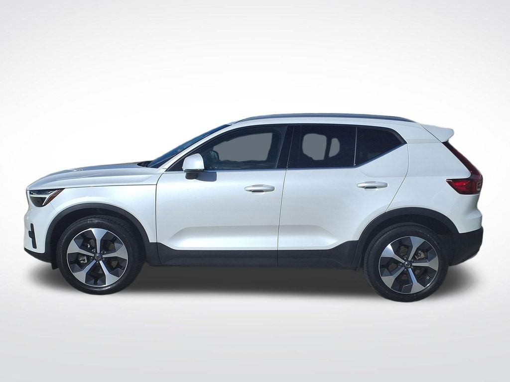 2023 Volvo XC40 B5 Plus Bright Theme