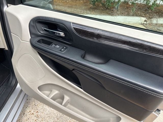 2016 Chrysler Town & Country Touring